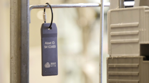 Ironside Flex RFIDタグ - 金属を含むあらゆる素材に吊り下げられるよう設計。