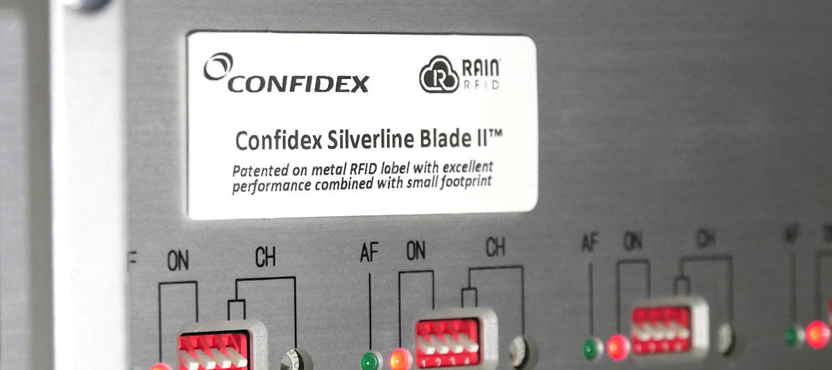 Silverline Blade II RFIDタグ - 優れたパフォーマンスを発揮するオンメタルRFIDラベル 高粘度粘着剤との組み合わせで難易度の高い表面にも対応