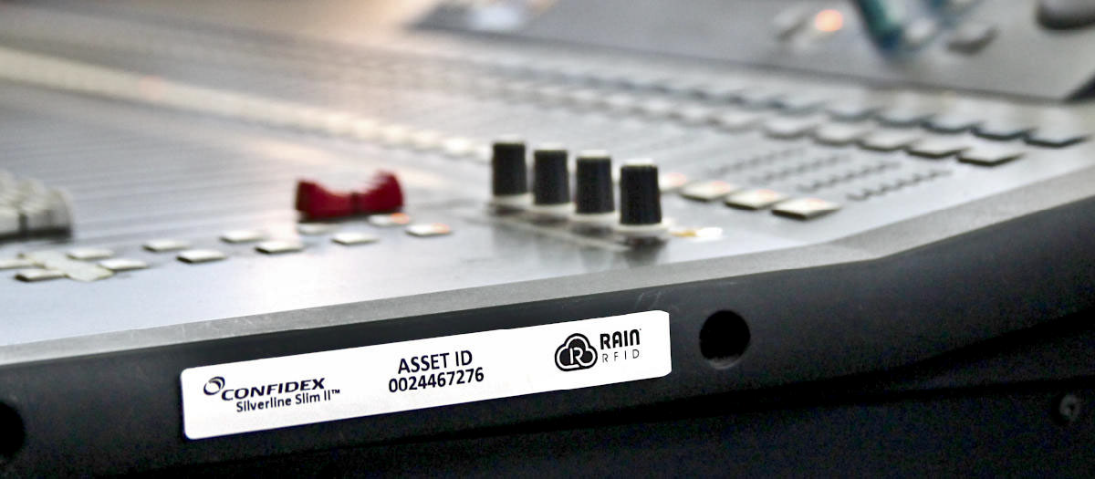 Silverline Slim II RFIDタグ - 狭ベゼルでありながら、様々な表面で優れた性能を発揮するオンメタルRFIDラベル