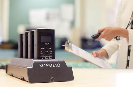 KDC380 充電クレードル使用シーン