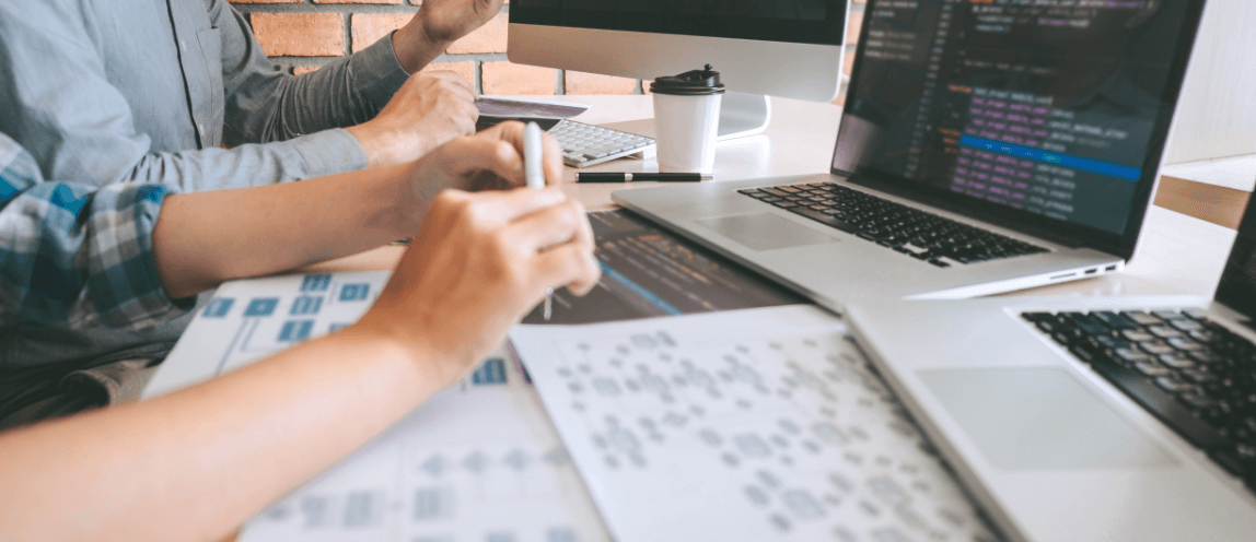 ソフトウェア開発サービスのイメージ - 最先端技術でコードを書くエンジニア